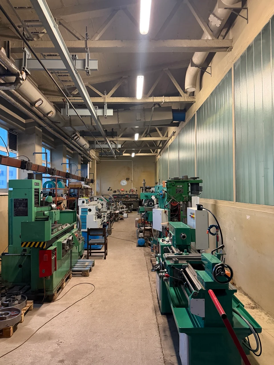 Die STAP-Werkstatt mit Drehmaschinen und Arbeitsplätzen für Reparaturen.